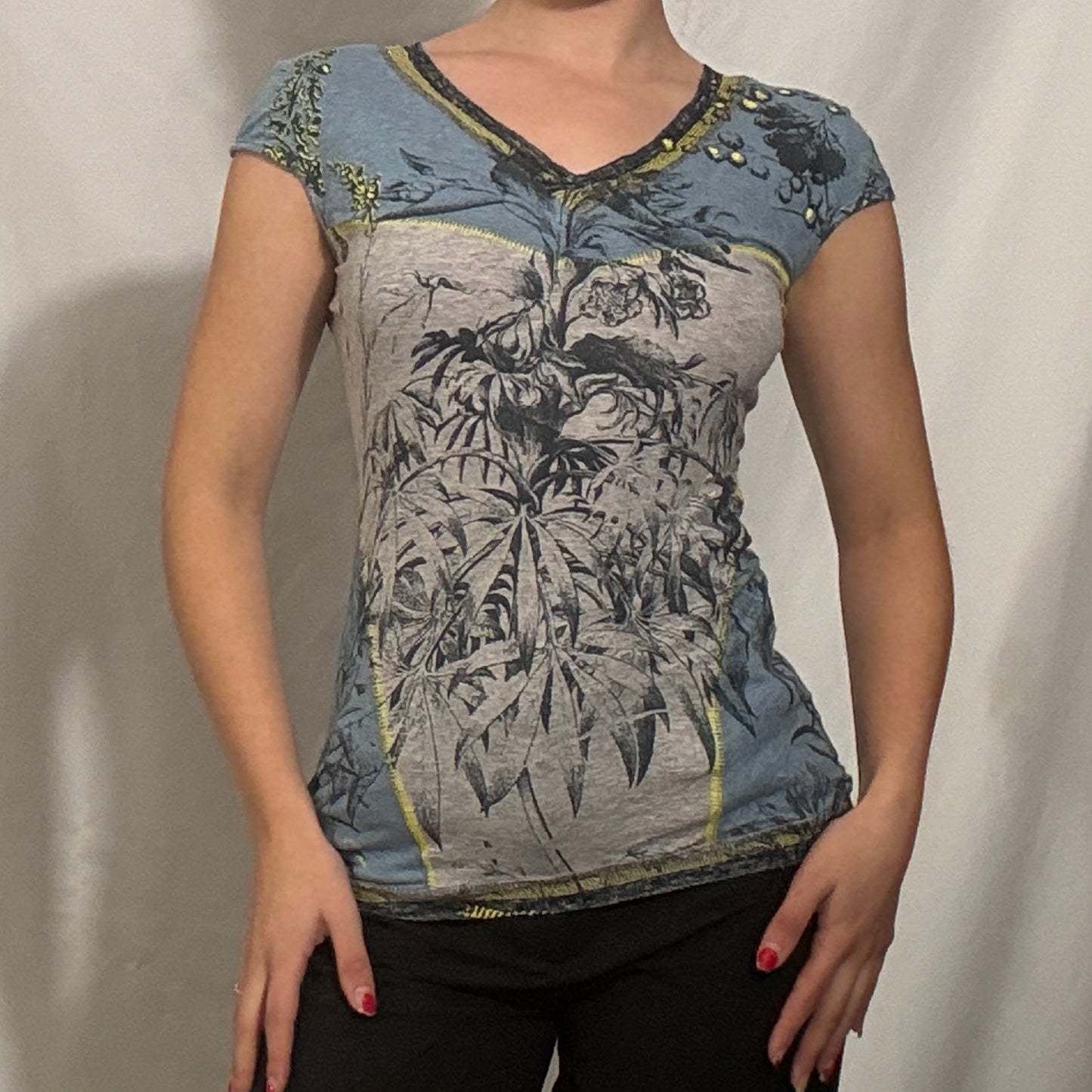 Vintage Y2K boho graphic flower v neck top - Small