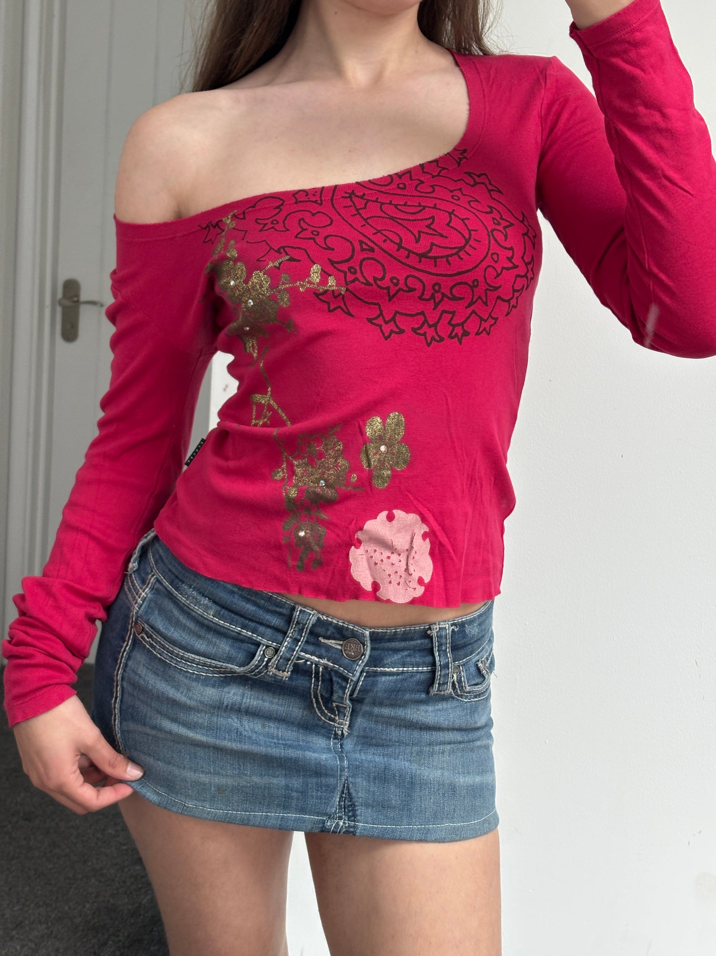 Off The Shoulder Graphic Top - Small