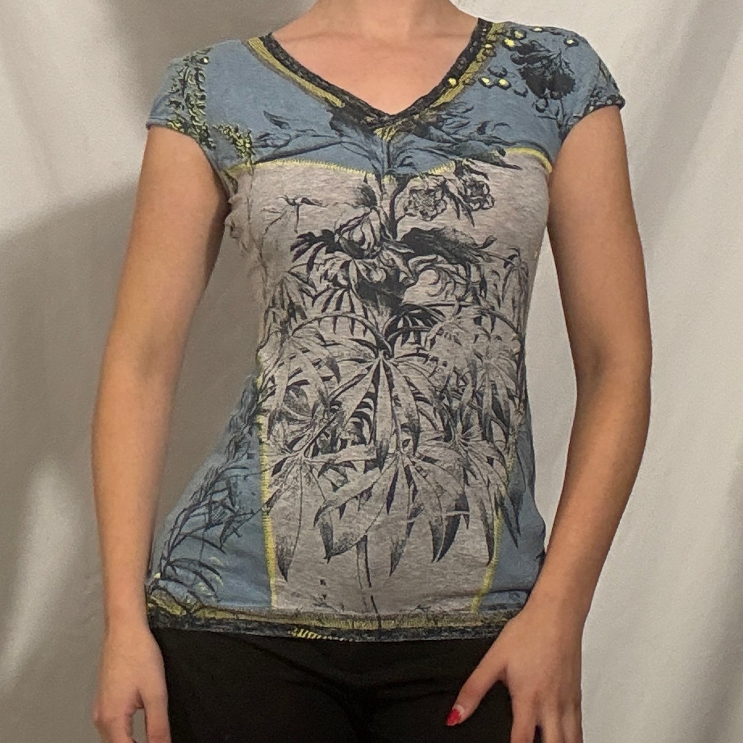 Vintage Y2K boho graphic flower v neck top - Small