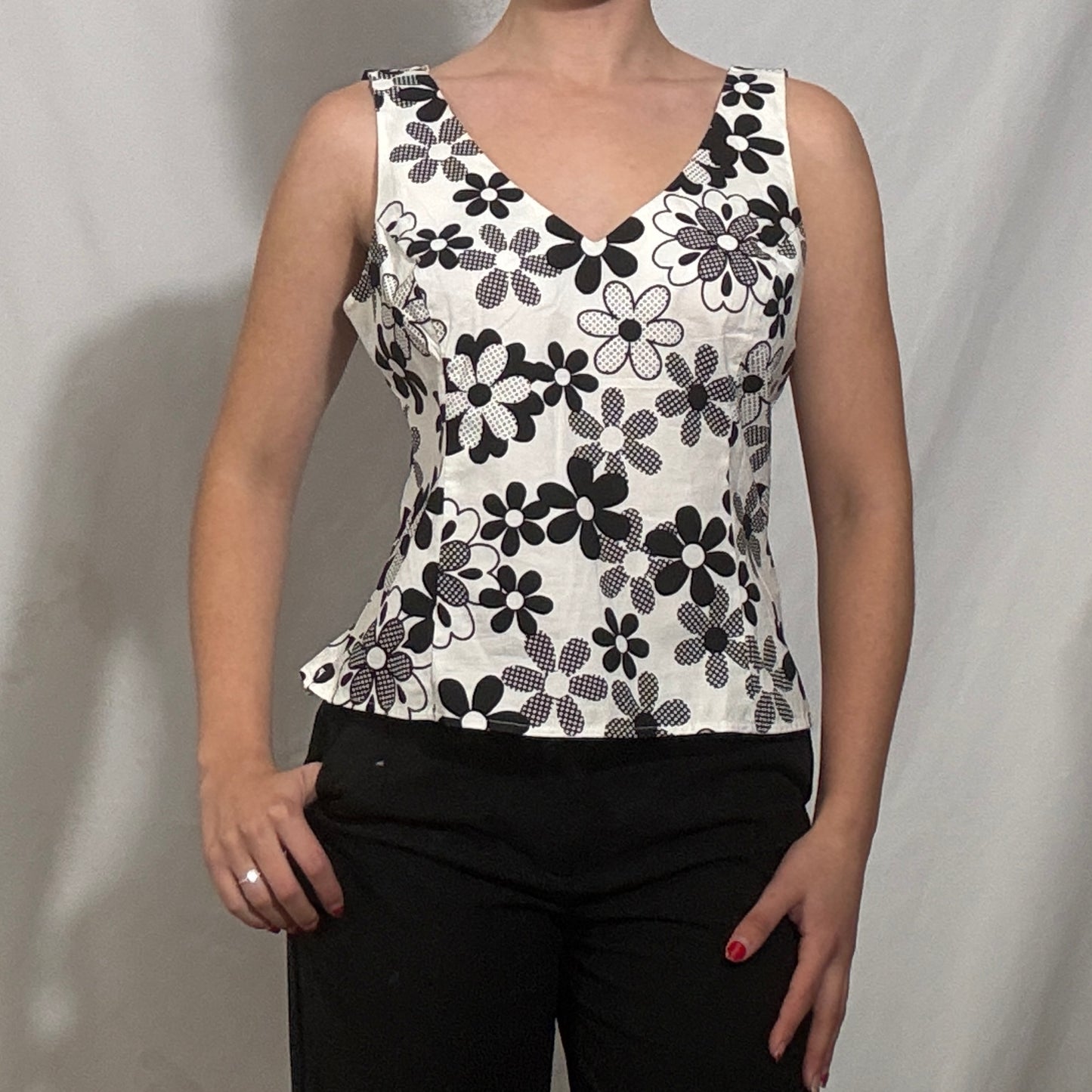 Vintage Y2K White and black floral print sleeveless cami top V-neck - Medium