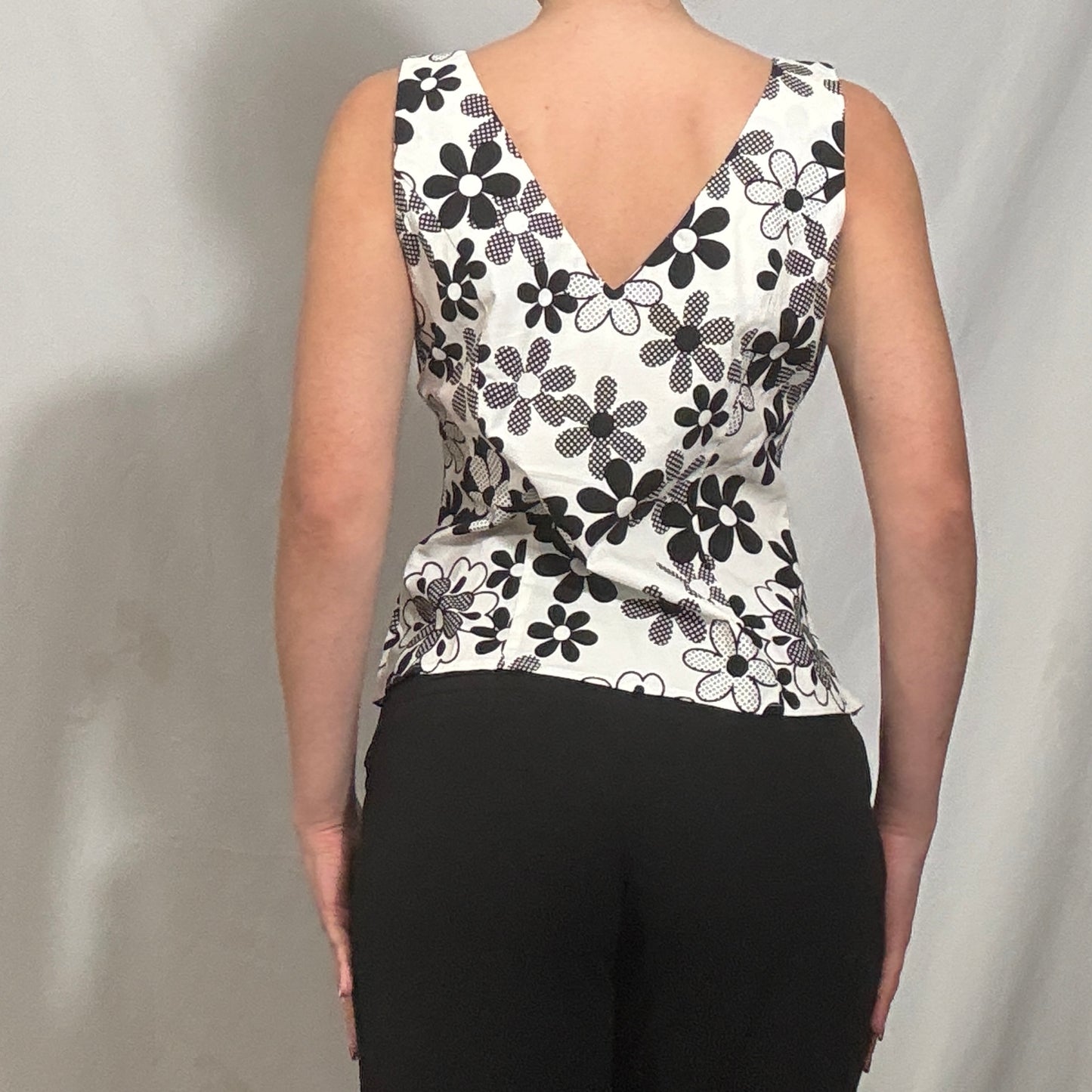 Vintage Y2K White and black floral print sleeveless cami top V-neck - Medium